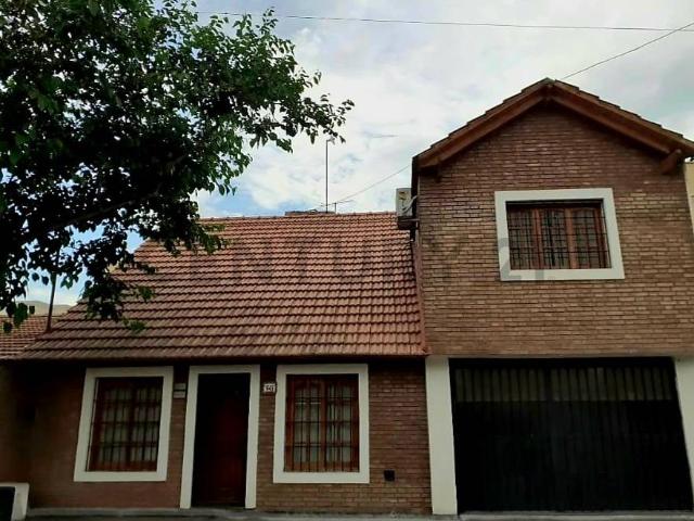 Casa en venta en Dorrego – 5 dormitorios, 3 baños y amplios ambientes