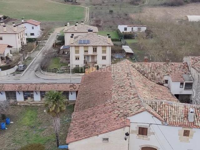 Casa en venta en Etxauri. Se vende en pleno centro de Etxauri dos fincas de ensueño para hacerte tu vivienda, con infinitas posibilidades. Sin cedula de ha. Casas.