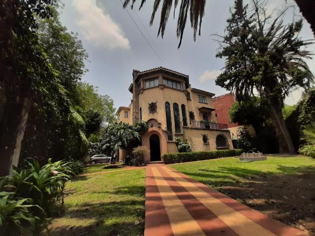Casa en Venta en Excelente Ubicaci?n con Mucho Potencial con Doble Frente