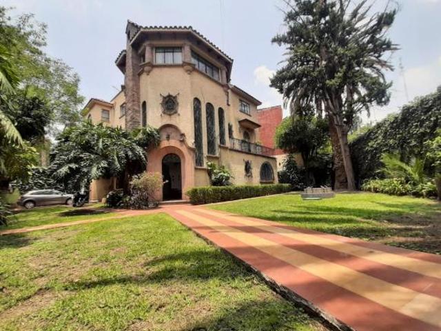 Casa en Venta en Excelente Ubicación con Mucho Potencial con Doble Frente