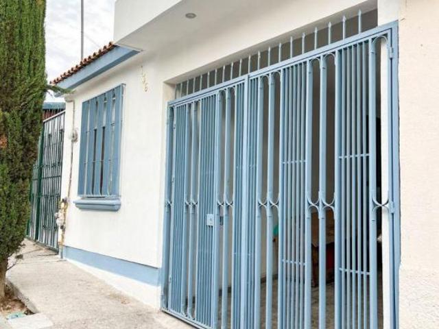 CASA EN VENTA EN EXCELENTE UBICACION / ENTRE SEGUNDO Y TERCER ANILLO / 3 RECAMARAS / 1 BAÑO