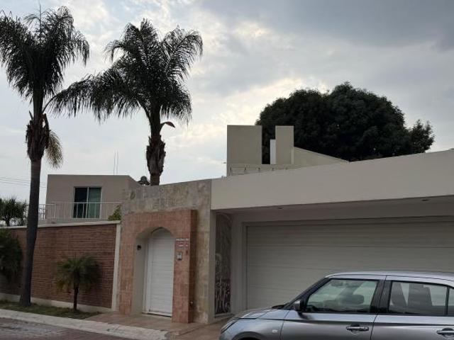 Casa en venta en exclusivo fraccionamiento atrás de plaza San Diego