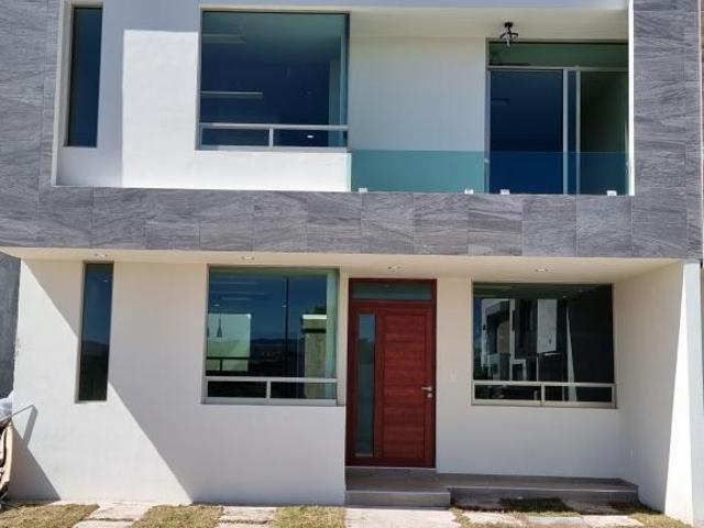 CASA EN VENTA EN EXPLANADA SUR CON 3 RECÁMARAS, ESTUDIO Y MULTIFUNCIONAL