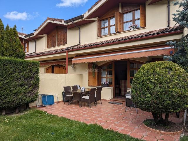 Casa en venta en Ezcaray. UNIFAMILIAR CON JARDÍN DE 200M2 Y PISCINA COMUNITARIA. Casas.