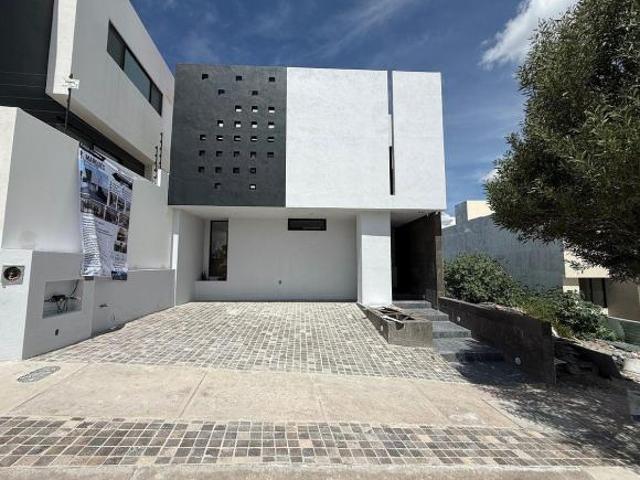 CASA EN VENTA EN EL MAYORAZGO CON JARDIN AMPLIO