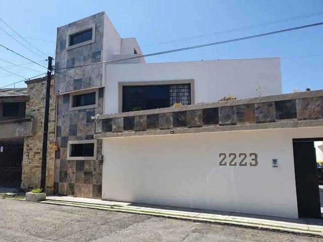 Casa en venta en El Mirador, Puebla, con 4 recámaras y amplio jardín