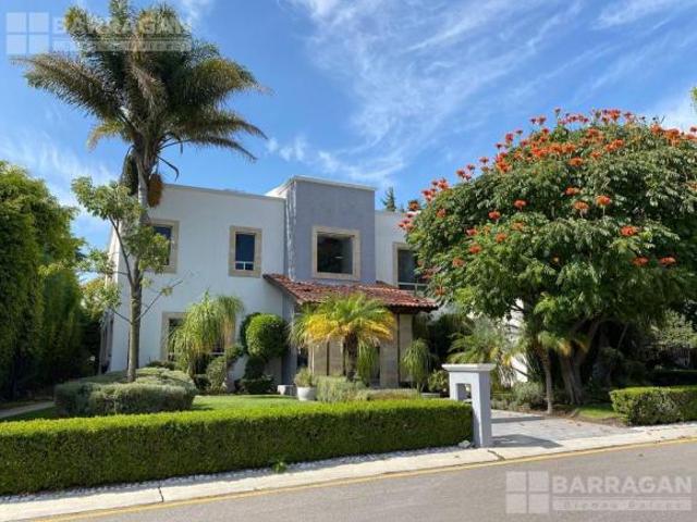 Casa en venta en El Campanario, con alberca y jacuzzi