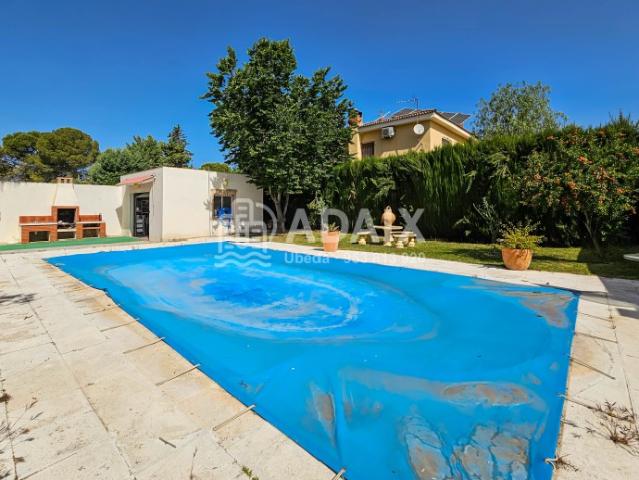 Casa en Venta en El Campillo, Jaén