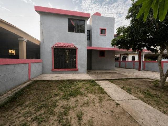 Casa en venta en el centro de Altamira, 3 recámaras y amplio terreno