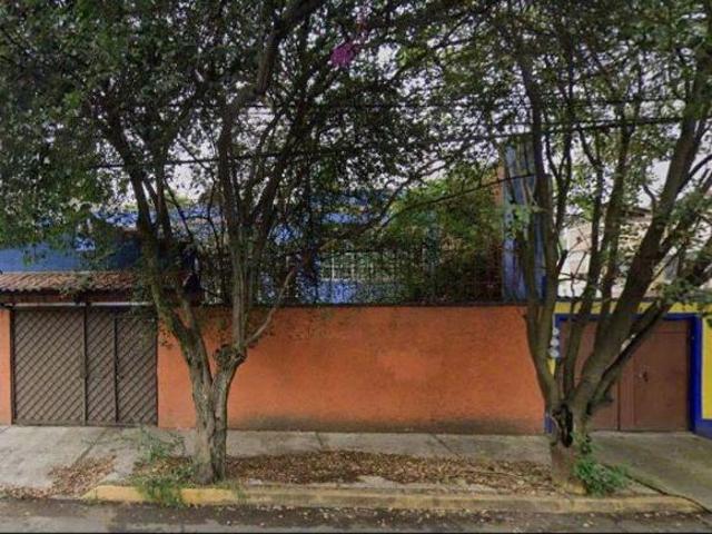 Casa en venta en el centro de Coyoacán, a 4 calles de la Plaza Hidalgo y del Jardín Centenario