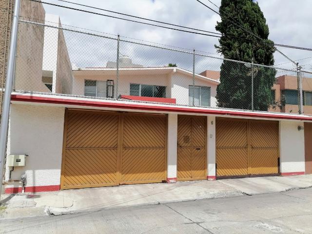Casa en Venta en el Centro de Querétaro con Amplios Espacios y Excelente Ubicación