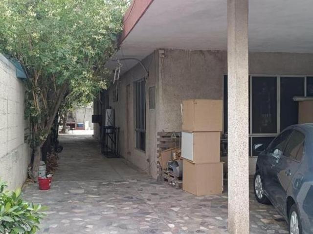 Casa en Venta en el centro de Santa Catarina gran Espacio para Remodelar o Inversion