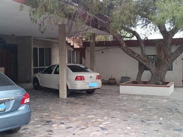 Casa en Venta en el centro de Santa Catarina Gran Espacio P/locales/Fraccionar