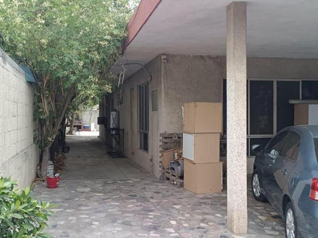 Casa en Venta en el centro de Santa Catarina Gran Espacio P/locales/Fraccionar