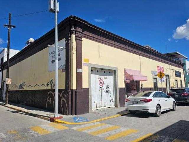 CASA EN VENTA EN EL CENTRO DE SILAO CON 4 LOCALES COMERCIALES RENTADOS