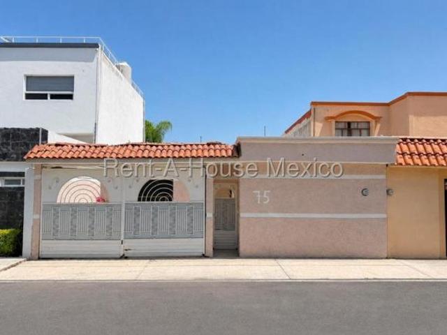 Casa en Venta en El Cimatario | 3 Recámaras y Sala de TV IO225