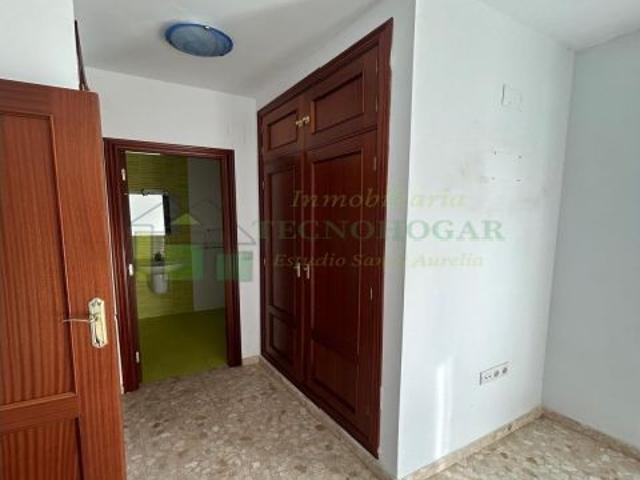 Casa en venta en El Coronil – Amplia vivienda de 3 plantas con garaje, terraza y azotea