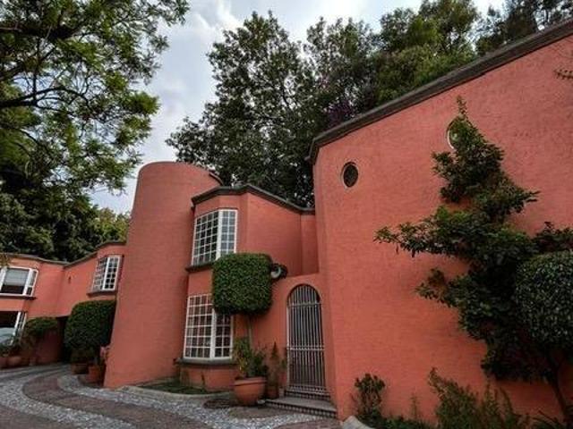 CASA EN VENTA EN EL CORAZÓN DE COYOACAN, FRACCIONAMIENTO PRIVADO!