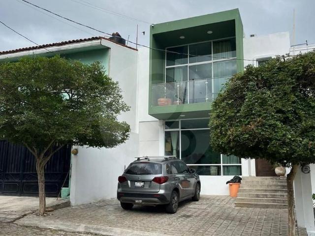CASA EN VENTA EN EL CORTIJO CON AMPLIA TERRAZA