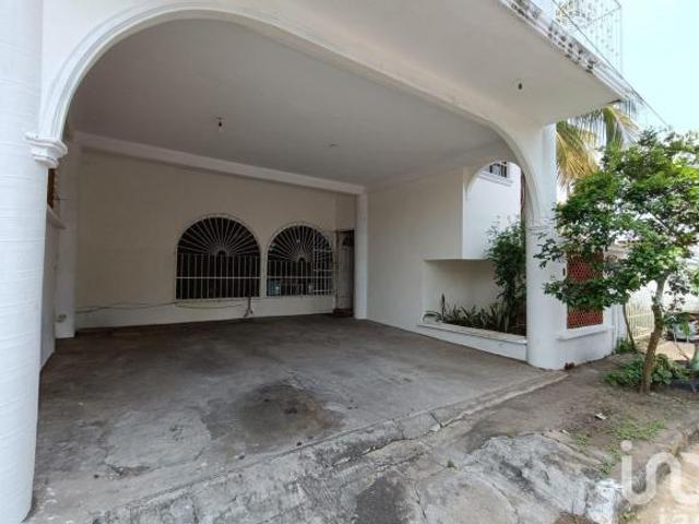 Casa en venta en el Fracc. Flores del Valle, Veracruz, Ver