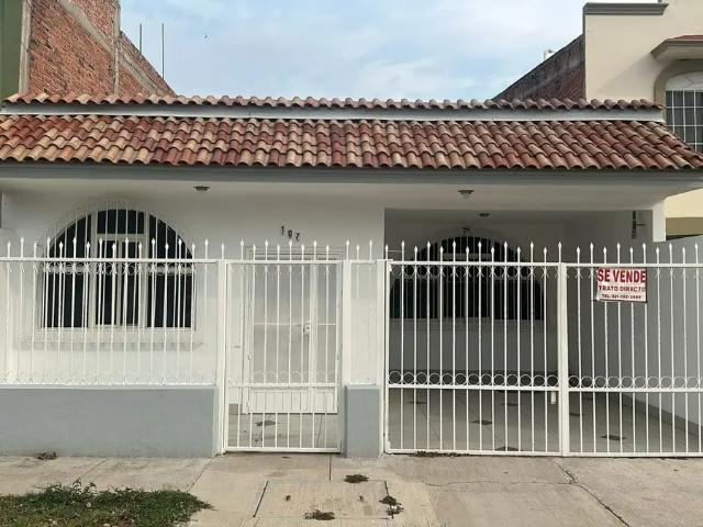 Casa en venta en el Fraccionamiento Jardines de Autlán, Autlán de Navarro C.P. 48902, Dora Pelayo