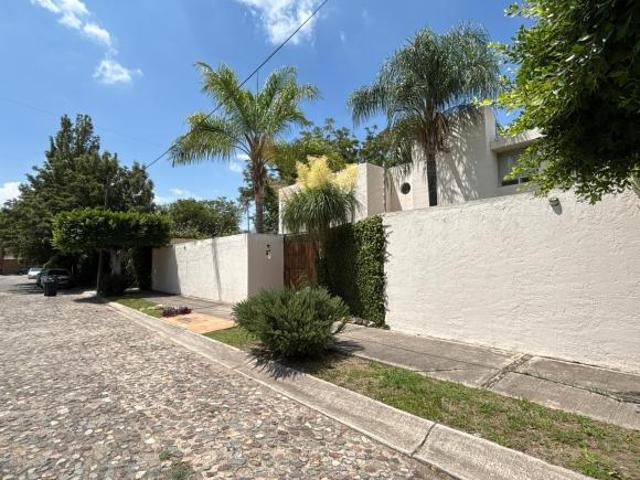 Casa en Venta en el Trébol Residencial atrás del mayorazgo León, Gto. amplio jardín en un entorno tr