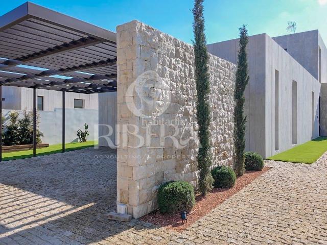 Casa en venta en Eliana l´, El Carme Sant Agustí Bonavista. Vivienda de lujo con piscina privada y diseño de autor en Valencia. Casas Eliana.