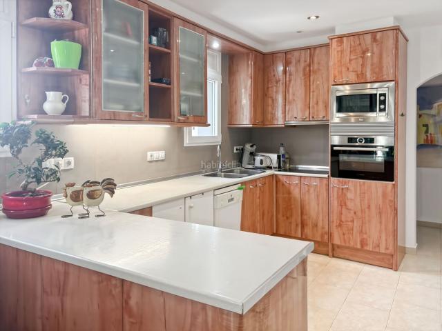 Casa en venta en Empuriabrava, Peni Costa Brava. Casa multifuncional situada en una zona tranquila y muy cotizada, con licencia turística, buena orientación norte y sur, y acceso. Casas.