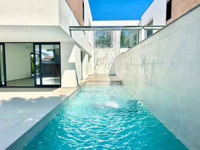 Casa en venta en Empuriabrava, Requesens Costa Brava. Casa de nueva construcción en una ubicación céntrica de Empuriabrava. Casas.