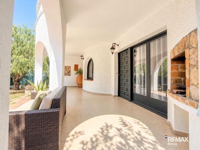 Casa en venta en Empuriabrava, Requesens Costa Brava. Empuriabrava Casa mediterránea con piscina privada, jardín y licencia turística a 400 m de la playa. Casas.
