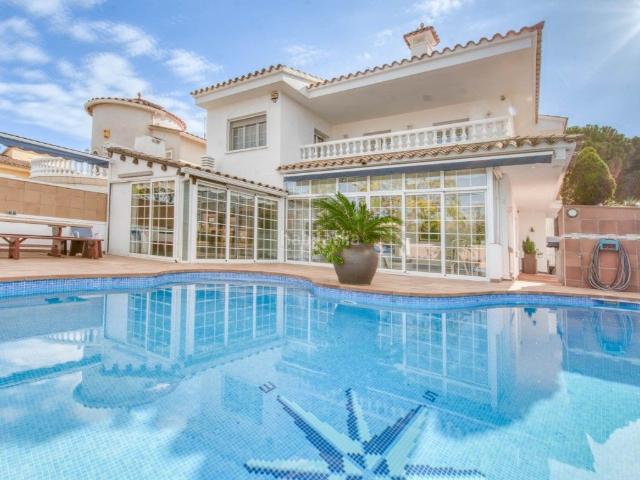 Casa en venta en Empuriabrava, Requesens Costa Brava. Exclusiva casa esquinera con jardín y piscina privada en Empuriabrava. Casas.
