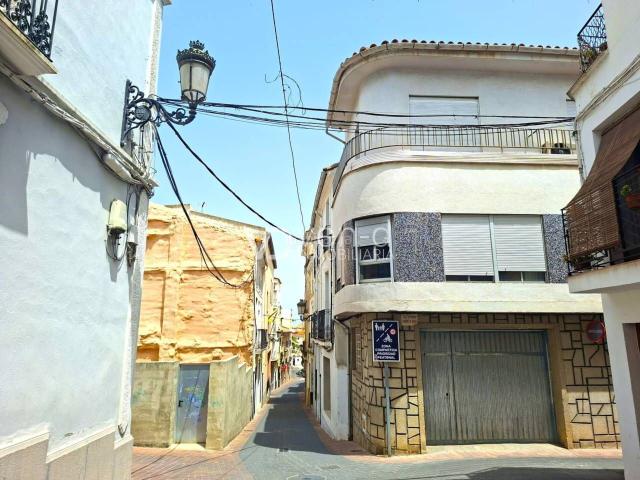 Casa en venta en Enguera. Casa céntrica muy luminosa. Casas.