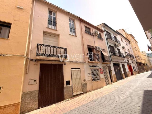 Casa en venta en Enguera. Céntrica casa para entrar a vivir. Casas.