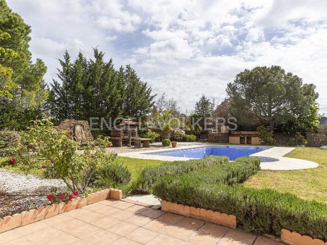 Casa en venta en Escorial El, Navalquejigo Los Arroyos. Chalet de Lujo con Piscinas Interior y Exterior en Los Arroyos. Casas Escorial.