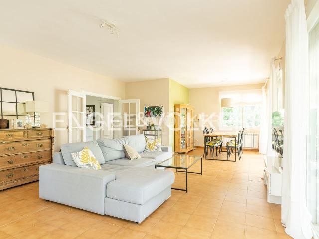 Casa en venta en Escorial El, Centro Manguilla. Chalet independiente con dos viviendas diferenciadas. Casas Escorial.