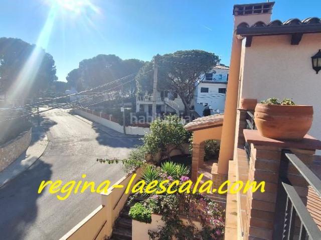 Casa en venta en Escala L´, Port La Clota Puig Sec Costa Brava. CON LICENCIA TURÍSTICA * Una espaciosa casa, con mucha luz ! Y a pocos metros de la playa de Montgó. Casas Escala.