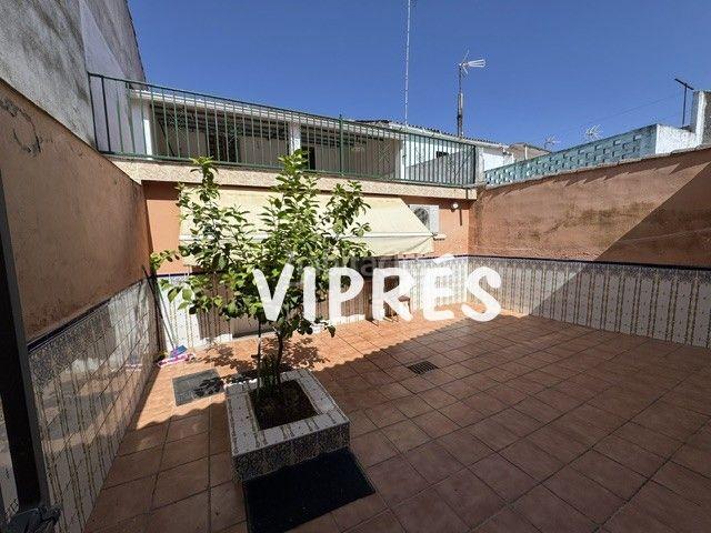 Casa en venta en Esparragalejo. Atención amantes de la exclusividad y el confort! En esta ocasión, tengo el placer de presentarles una verdadera joya inmobiliaria. Casas.