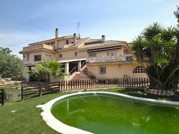 Casa en venta en Esparreguera, Can Rial. Casa con piscina en Esparraguera. Casas.
