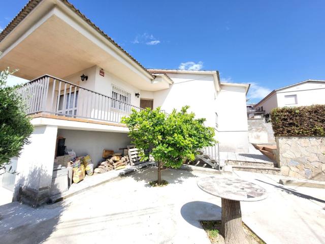Casa en venta en Esparreguera, Can Rial. OPORTUNIDAD CASA EN CAN RIAL EN UNA PLANTA CON GARAJE Y PISCINA. Casas.