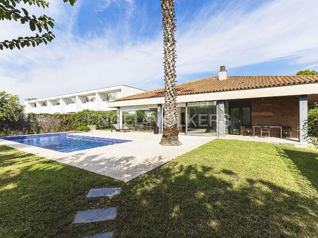 Casa en venta en Esplugues de Llobregat, Ciutat Diagonal. Bonita casa con mucha luz en gran terreno. Casas Esplugues de.