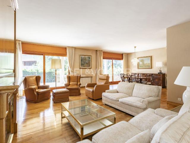 Casa en venta en Esplugues de Llobregat, Ciutat Diagonal. Luminosa casa unifamiliar en Ciudad Diagonal. Casas Esplugues de.
