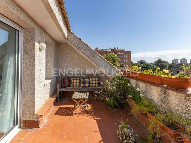 Casa adosada en venta en Esplugues de Llobregat, La Mallola. Apartamento con terrazas y vistas al mar. Casas adosadas Esplugues de.