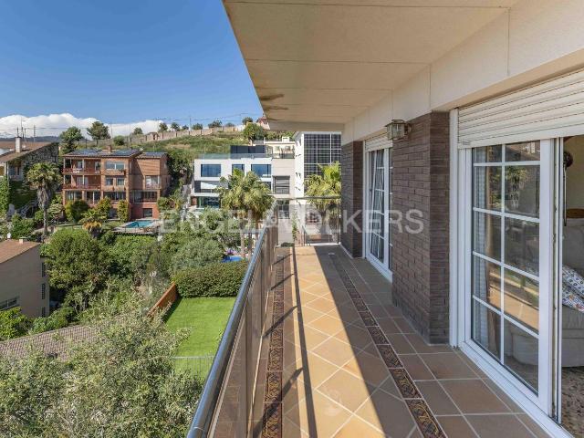 Casa en venta en Esplugues de Llobregat, La Miranda. Unifamiliar con vistas y piscina en Esplugues. Casas Esplugues de.