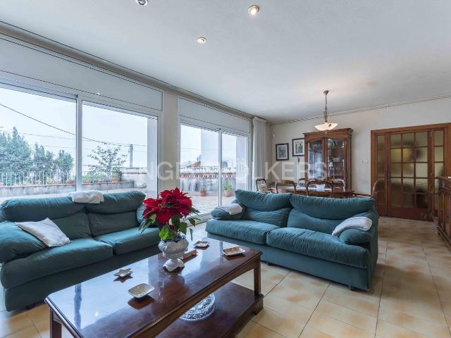 Casa en venta en Esplugues de Llobregat, La Miranda. Casa unifamiliar con vistas y mucha luz. Casas Esplugues de.