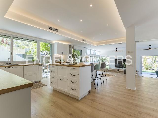 Casa en venta en Esplugues de Llobregat, La Miranda. Exclusiva casa reformada y lista para entrar a vivir en La Miranda. Casas Esplugues de.