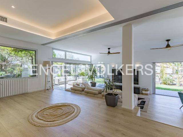 Casa en venta en Esplugues de Llobregat, La Miranda. Exclusiva casa reformada y lista para entrar a vivir en La Miranda. Casas Esplugues de.