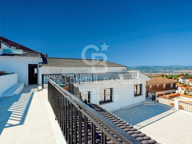 Casa en venta en Esplugues de Llobregat, La Miranda. Espectacular casa reformada con piscina y vistas panorámicas en la Miranda,Barcelona. Casas Esplugues de.