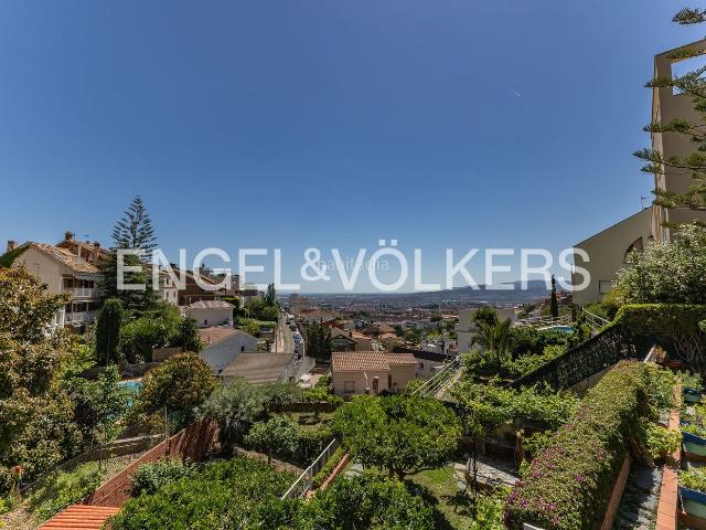 Casa en venta en Esplugues de Llobregat, La Miranda. Exclusiva casa con piscina y vistas panorámicas en La Miranda. Casas Esplugues de.
