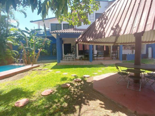 Casa en venta en esquina, con alberca, lado oriente norte de la ciudad