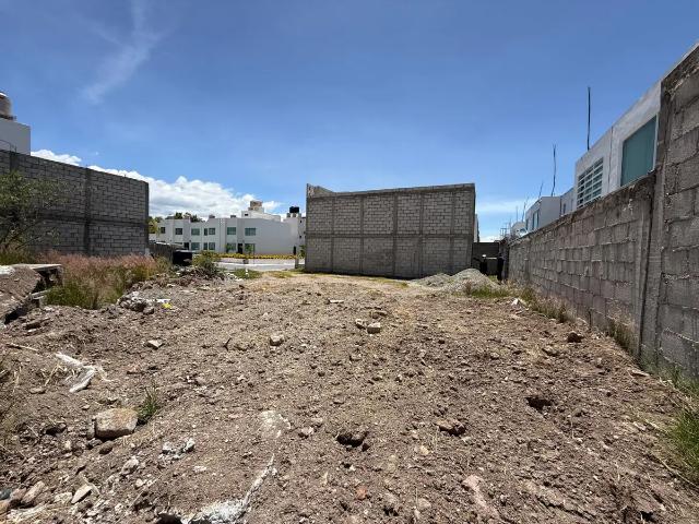 CASA EN VENTA, EN ESQUINA CON GRAN TERRENO. VILLA CAMPESTRE ACTOPAN